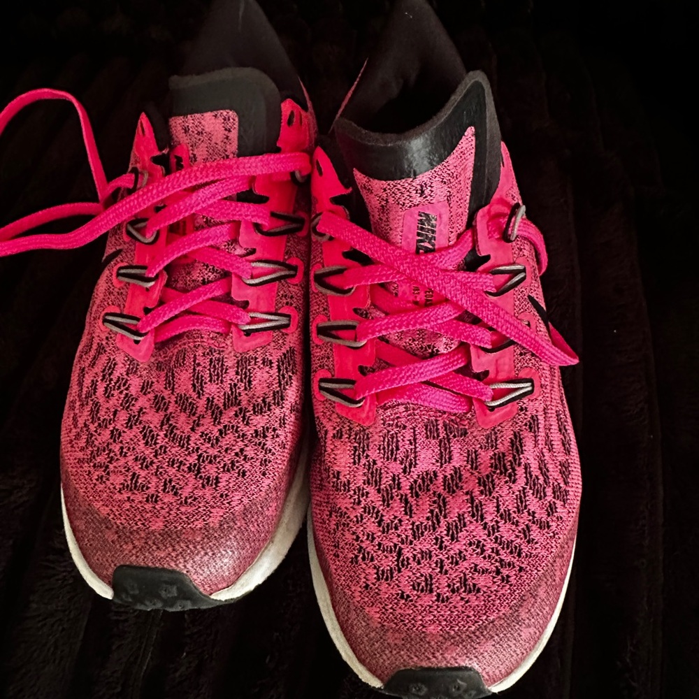 Nike Women's Vibrant Pink Athletic Shoes can fit 6 to 6.5 womens